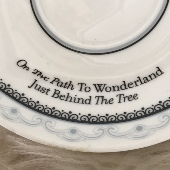 Disney Wonderland Tea cup and saucer 1951 Alice in Wonderland red Queen - Picture 7 of 11